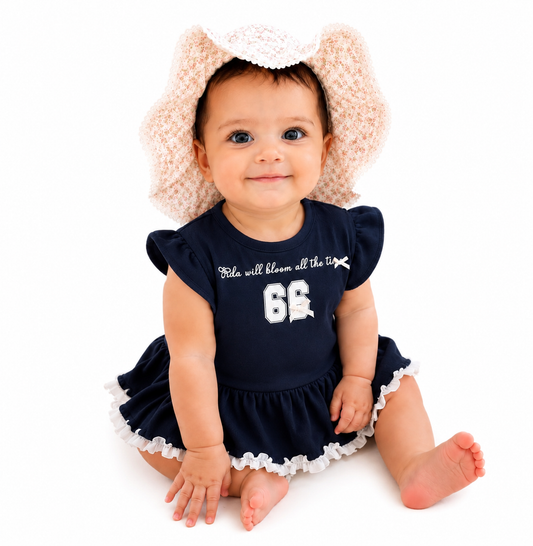 Vestido azul marino de niña con mangas con volantes